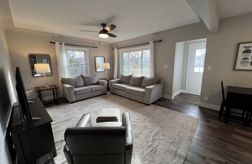 Holland House | Quaint westside neighborhood 2BR/1B 30-day rental close to Lake Mac boardwalk