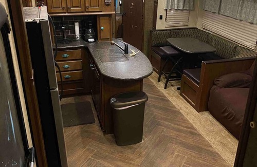 Chalk House | Quaint Woodlands 2 Bedroom Fifth Wheel Camper
