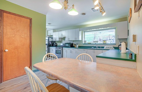 Zanesville House | Quaint Zanesville Home w/Game Room & Yard!