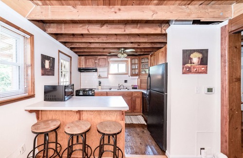 Lynchburg Cottage | Quaker Cottage - Family Friendly, Centrally Located, sleeps 6 (2bd,1ba)