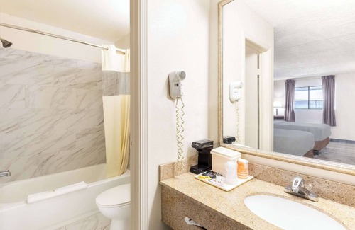 Middleburg Heights Hotel | Quality Inn Cleveland Airport