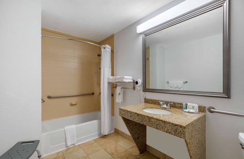 Clute Hotel | Quality Inn Clute Freeport
