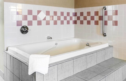 Defiance Hotel | Quality Inn Defiance