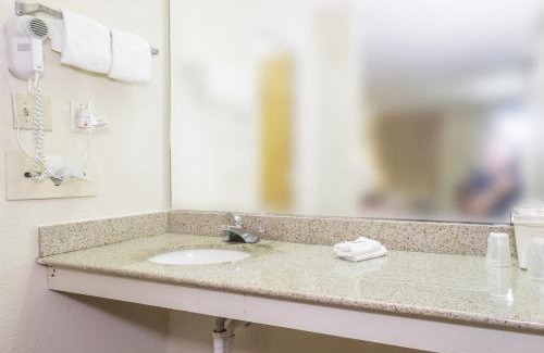 Emporia Hotel | Quality Inn Emporia