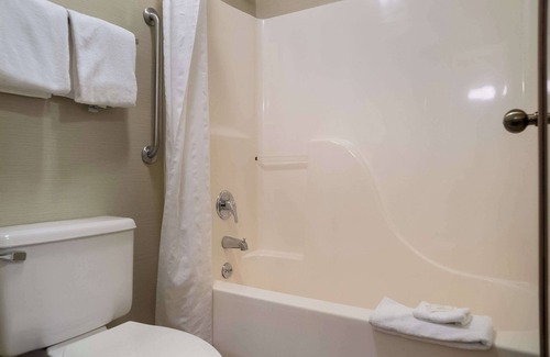 Grand Blanc Hotel | Quality Inn Grand Blanc - Flint South