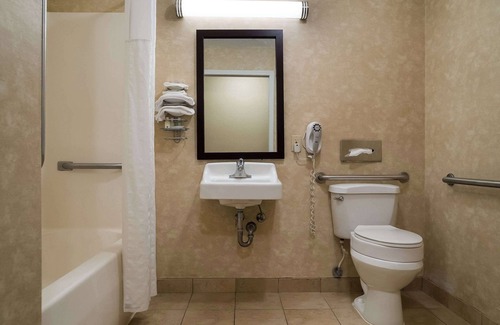 Grand Blanc Hotel | Quality Inn Grand Blanc - Flint South