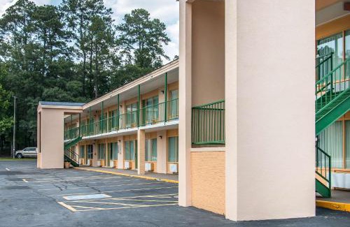 Flemington Hotel | Quality Inn Hinesville - Fort Stewart Area, Kitchenette Rooms - Pool - Guest Laundry