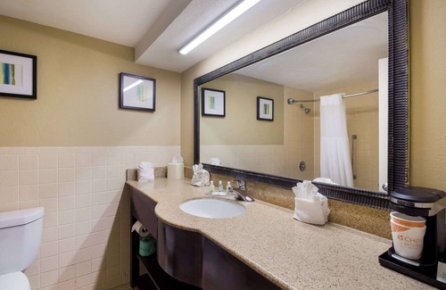 North Shore Hotel | Quality Inn Houston East I-10