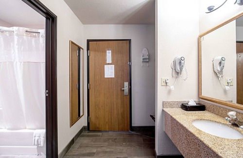 Huron Hotel | Quality Inn Huron