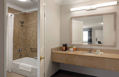 Lake Elsinore Hotel | Quality Inn Lake Elsinore I-15