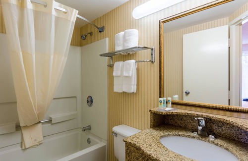 Lakeview Hotel | Quality Inn Manassas