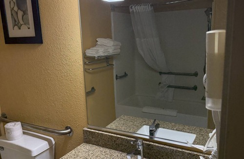 Manitowoc Hotel | Quality Inn Manitowoc