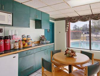Raeford Hotel | Quality Inn Raeford