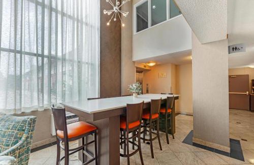 Northeast Mississauga Hotel | Quality Inn & Suites 5585 Ambler Drive Mississauga Ontario