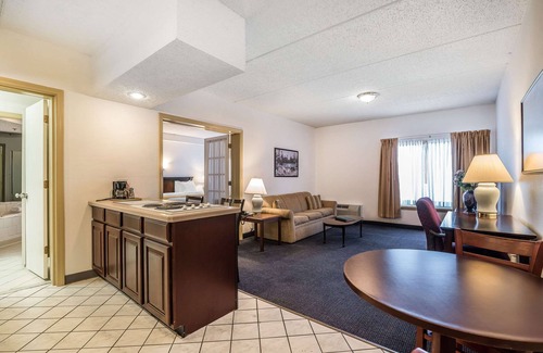 Latham Hotel | Quality Inn & Suites Albany Airport
