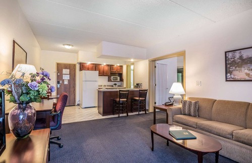Latham Hotel | Quality Inn & Suites Albany Airport