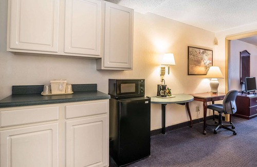 Latham Hotel | Quality Inn & Suites Albany Airport