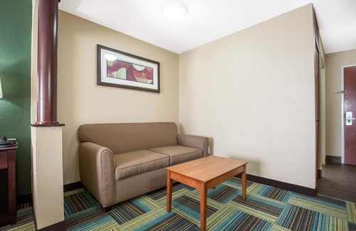 Arnold Hotel | Quality Inn & Suites Arnold - St Louis