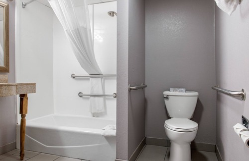 Avoca Hotel | Quality Inn & Suites Bedford West