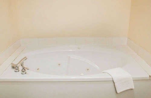 Bellville Hotel | Quality Inn & Suites Bellville - Mansfield