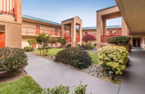 Crescent City Hotel | Quality Inn & Suites Crescent City Redwood Coast