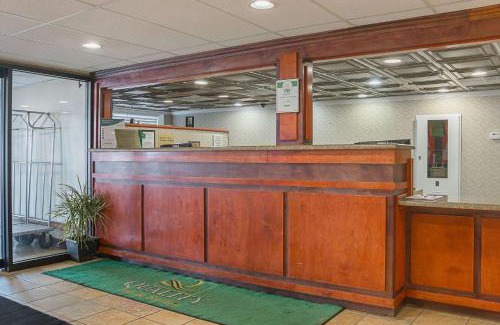 Romulus Hotel | Quality Inn & Suites Detroit Metro Airport
