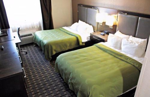Romulus Hotel | Quality Inn & Suites Detroit Metro Airport