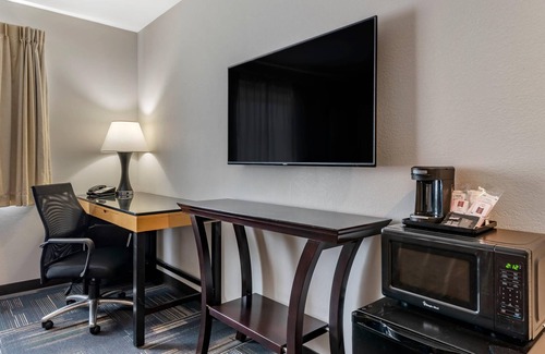 Evansville Hotel | Quality Inn & Suites Evansville Downtown