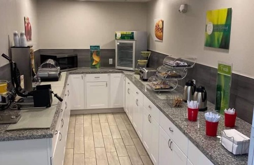 Evansville Hotel | Quality Inn & Suites Evansville Downtown