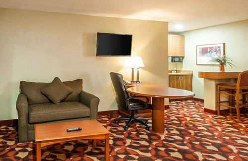 Kansas City Hotel | Quality Inn & Suites Kansas City I-435N Near Sports Complex