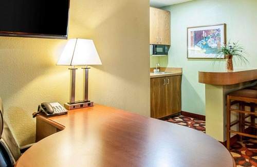 Kansas City Hotel | Quality Inn & Suites Kansas City I-435N Near Sports Complex