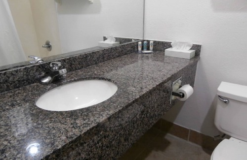 Kansas City Hotel | Quality Inn & Suites Kansas City I-435N Near Sports Complex