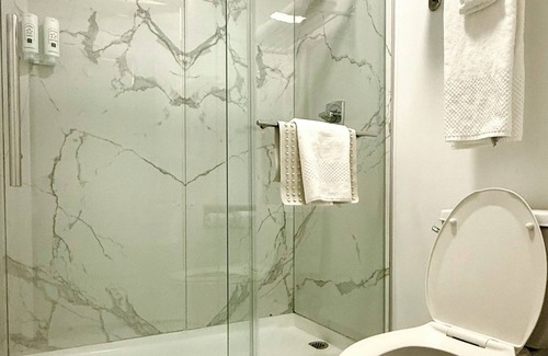 Lennox Hotel | Quality Inn & Suites Los Angeles Airport - LAX