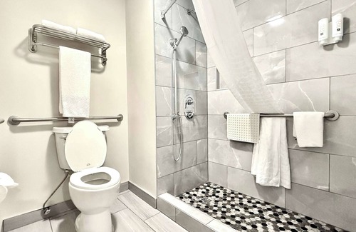 Lennox Hotel | Quality Inn & Suites Los Angeles Airport - LAX