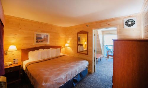 Mackinaw City Hotel | Quality Inn & Suites Mackinaw City Beachfront