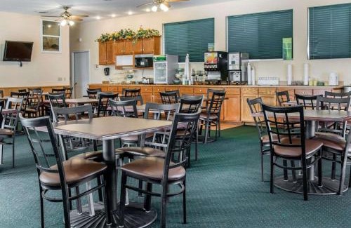 Mackinaw City Hotel | Quality Inn & Suites Mackinaw City Beachfront