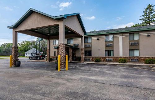 Marinette Hotel | Quality Inn & Suites Marinette