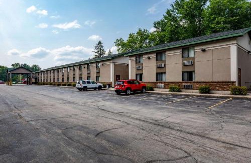 Marinette Hotel | Quality Inn & Suites Marinette