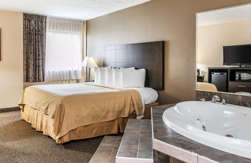 Mattoon Hotel | Quality Inn & Suites - Mattoon