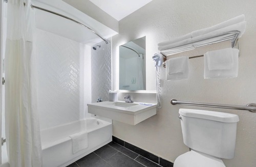 Morrisville Hotel | Quality Inn & Suites NJ State Capital Area