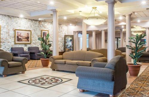 Batavia Hotel | Quality Inn & Suites Palm Island Indoor Waterpark