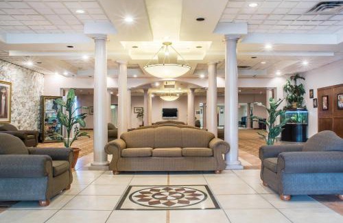 Batavia Hotel | Quality Inn & Suites Palm Island Indoor Waterpark