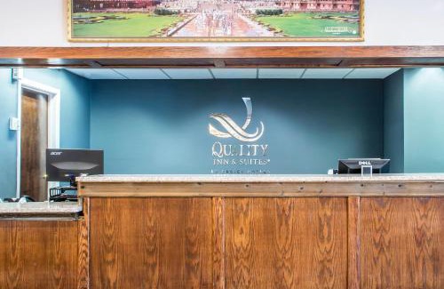 Batavia Hotel | Quality Inn & Suites Palm Island Indoor Waterpark
