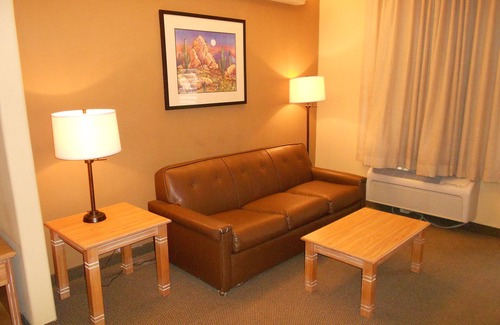 Youngtown Hotel | Quality Inn & Suites Phoenix NW - Sun City