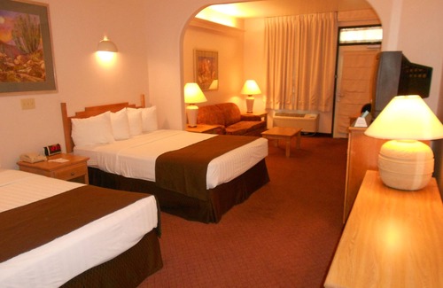 Youngtown Hotel | Quality Inn & Suites Phoenix NW - Sun City