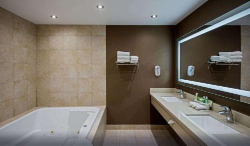 Regina Hotel | Quality Inn & Suites Regina Downtown