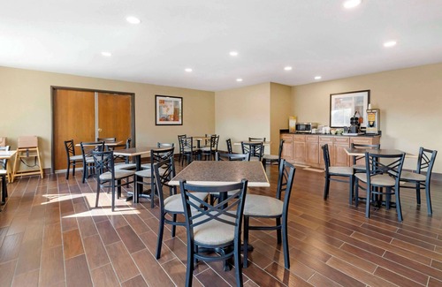 Stoughton Hotel | Quality Inn & Suites Stoughton - Madison South