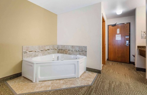 Stoughton Hotel | Quality Inn & Suites Stoughton - Madison South