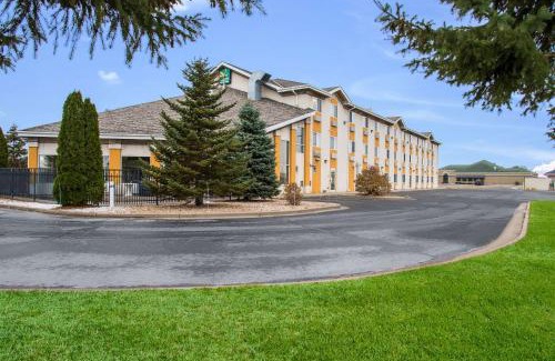 Menomonie Hotel | Quality Inn & Suites