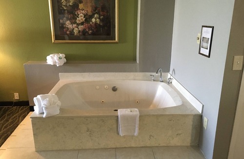 Fairview Shores Hotel | Quality Inn & Suites Winter Park Village Area